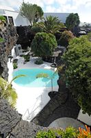 A aldeia de Tahíche em Lanzarote. A piscina da casa de César Manrique. Clicar para ampliar a imagem.
