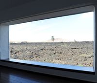 Het dorp Tahíche in Lanzarote. De lava velden gezien vanaf de binnenkant van het huis van César Manrique. Klikken om het beeld te vergroten.