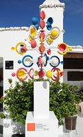 Het dorp Tahíche in Lanzarote. Reproductie van mobile "Juguete del Viento" te koop in de winkel van de Stichting César Manrique. Klikken om het beeld te vergroten.