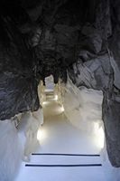 Le village de Tahíche à Lanzarote. Tunnel d'accès à la bulle blanche en sous-sol de la maison de César Manrique. Cliquer pour agrandir l'image.