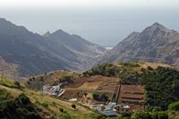 Het dorp Tahodio in Tenerife. Barranco en Dam Tahodio gezien vanaf de Mirador de Jardina. Klikken om het beeld te vergroten.