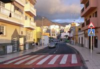La ciudad de Adeje en Tenerife. Rue. Haga clic para ampliar la imagen.