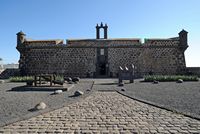 De stad Arrecife in Lanzarote. Het kasteel van Sint-Joseph. De voorgevel. Klikken om het beeld te vergroten.