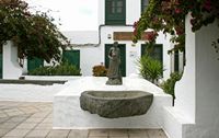The town of Haría in Lanzarote. the Constitution Square (author Frank Vincentz). Click to enlarge the image.