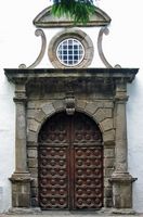 A cidade de Icod de los Vinos em Tenerife. A porta da igreja de San Marcos. Clicar para ampliar a imagem.