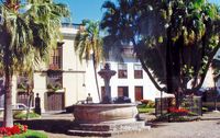 A cidade de Icod de los Vinos em Tenerife. Plaza de la Pila. Clicar para ampliar a imagem.