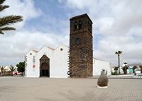 Die Stadt La Oliva in Fuerteventura. Die Kirche Unserer Lieben Frau von Condelaria. Klicken, um das Bild zu vergrößern
