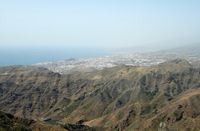 La ville de Santa Cruz à Tenerife. Vu du Mirador Pico del Inglés, barrage de Tahodio. Cliquer pour agrandir l'image.