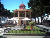 La città di Los Silos a Tenerife. Piazza. Clicca per ingrandire l'immagine.
