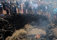 La ville de Yaiza à Lanzarote. Combustion spontanée de buissons à Timanfaya. Cliquer pour agrandir l'image.
