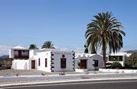 A cidade de Yaiza em Lanzarote. O Centro de Artesanato Antigua Escuela (autor Lmbuga). Clicar para ampliar a imagem.