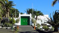 El pueblo de Costa Teguise en Lanzarote. La residencia real La Mareta (autor Talaván). Haga clic para ampliar la imagen en Panoramio (nueva pestaña).
