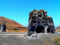 The village of Guatiza in Lanzarote. Dyke in a pozzolan quarry between Guatiza and Teseguite (author Roger Narbonne). Click to enlarge the image in Panoramio (new tab).