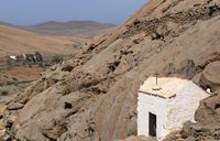 Il villaggio di Vega de Río Palmas a Fuerteventura. La Cappella della Madonna della Roccia (autore Canarina). Clicca per ingrandire l'immagine in Panoramio (nuova unghia).