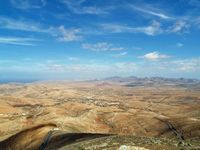 O parque rural de Betancuria em Fuerteventura. Vista do miradouro de Morro Velosa (autor Sergio Perez). Clicar para ampliar a imagem em Panoramio (novo guia).