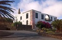 La ciudad de San Bartolomé en Lanzarote. La Casa Mayor Guerra (escritor Juan Concepción). Haga clic para ampliar la imagen en Panoramio (nueva pestaña).