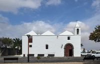A cidade de Tinajo em Lanzarote. A igreja de São Roque (autor Henri van Ham). Clicar para ampliar a imagem em Panoramio (novo guia).