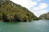 Le parc national de la Krka en Croatie. La Krka en aval de Skradinski Buk. Cliquer pour agrandir l'image dans Adobe Stock (nouvel onglet).