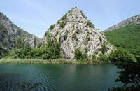 La rivière Cetina en Croatie. Le cours inférieur de la Cetina. Cliquer pour agrandir l'image dans Adobe Stock (nouvel onglet).