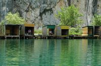 La rivière Cetina en Croatie. Des cabanes de pêcheurs au bord de la Cetina. Cliquer pour agrandir l'image dans Adobe Stock (nouvel onglet).
