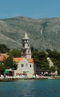 Le village de Cavtat en Croatie. Église Notre Dame des Neiges. Cliquer pour agrandir l'image dans Adobe Stock (nouvel onglet).