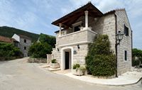 Le village de Mali Ston, presqu'île de Pelješac en Croatie. Maison de capitaine. Cliquer pour agrandir l'image dans Adobe Stock (nouvel onglet).