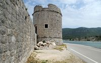 Le village de Mali Ston, presqu'île de Pelješac en Croatie. Tour Toljevac. Cliquer pour agrandir l'image dans Adobe Stock (nouvel onglet).