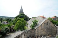 Le village de Škrip, île de Brač en Croatie. La vue depuis le palais Radojković. Cliquer pour agrandir l'image dans Adobe Stock (nouvel onglet).
