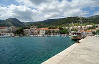 La ville de Bol, île de Brač, en Croatie. Le port de Bol. Cliquer pour agrandir l'image dans Adobe Stock (nouvel onglet).