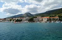 La ville de Bol, île de Brač, en Croatie. Le port de Bol. Cliquer pour agrandir l'image dans Adobe Stock (nouvel onglet).