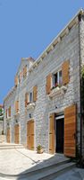 La ville de Bol, île de Brač, en Croatie. Une maison à Bol. Cliquer pour agrandir l'image dans Adobe Stock (nouvel onglet).