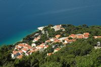 La ville de Brela en Croatie. Marina de Soline vue depuis Gornja Brela. Cliquer pour agrandir l'image dans Adobe Stock (nouvel onglet).