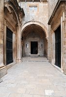 La ville close de Dubrovnik en Croatie. Quartier des Dominicains. Entrée du couvent des Dominicains. Cliquer pour agrandir l'image dans Adobe Stock (nouvel onglet).