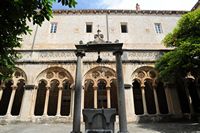 Put van de hof van het klooster van Dominicaans aan Dubrovnik. Klikken om het beeld te vergroten in Adobe Stock (nieuwe tab).