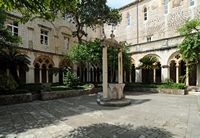 Poço do claustro do mosteiro dos Dominicanos à Dubrovnik. Clicar para ampliar a imagem em Adobe Stock (novo guia).