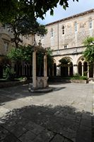 La ville close de Dubrovnik en Croatie. Quartier des Dominicains. Puits du cloître du couvent des Dominicains à Dubrovnik. Cliquer pour agrandir l'image dans Adobe Stock (nouvel onglet).