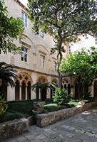 Hof van het klooster van Dominicaans aan Dubrovnik. Klikken om het beeld te vergroten in Adobe Stock (nieuwe tab).
