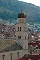 La ville close de Dubrovnik en Croatie. Quartier des Franciscains. Couvent franciscain vu depuis les remparts à la Porte de Pile. Cliquer pour agrandir l'image dans Adobe Stock (nouvel onglet).