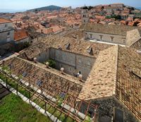 La ville close de Dubrovnik en Croatie. Quartier des Franciscains. Cloître gothique du couvent des Franciscains. Cliquer pour agrandir l'image dans Adobe Stock (nouvel onglet).
