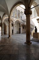 La ville close de Dubrovnik en Croatie. Quartier de la Loge. Atrium, palais recteur. Cliquer pour agrandir l'image dans Adobe Stock (nouvel onglet).