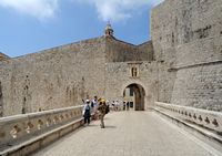 Les fortifications de Dubrovnik en Croatie. Fortifications de l'est. Porte de Ploče. Porte intérieure. Cliquer pour agrandir l'image dans Adobe Stock (nouvel onglet).
