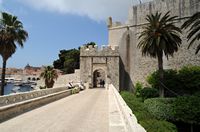 Les fortifications de Dubrovnik en Croatie. Fortifications de l'est. Porte de Ploče. Porte extérieure. Cliquer pour agrandir l'image dans Adobe Stock (nouvel onglet).