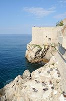 Les fortifications de Dubrovnik en Croatie. Fortifications maritimes. Café Buža. Cliquer pour agrandir l'image dans Adobe Stock (nouvel onglet).