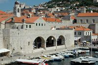 Les fortifications de Dubrovnik en Croatie. Le port. Grand Arsenal. Cliquer pour agrandir l'image dans Adobe Stock (nouvel onglet).
