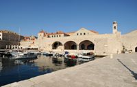 Les fortifications de Dubrovnik en Croatie. Le port. Grand arsenal. Cliquer pour agrandir l'image dans Adobe Stock (nouvel onglet).