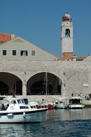 Les fortifications de Dubrovnik en Croatie. Le port. Grand arsenal. Cliquer pour agrandir l'image dans Adobe Stock (nouvel onglet).