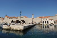 Les fortifications de Dubrovnik en Croatie. Le port. Grand et petit arsenal. Cliquer pour agrandir l'image dans Adobe Stock (nouvel onglet).