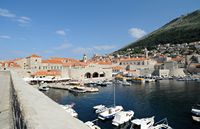 Les fortifications de Dubrovnik en Croatie. Le port. L'arsenal du port de Dubrovnik vu des remparts. Cliquer pour agrandir l'image dans Adobe Stock (nouvel onglet).