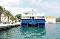 La ville de Jelsa, île de Hvar en Croatie. Le catamaran de Split. Cliquer pour agrandir l'image dans Adobe Stock (nouvel onglet).