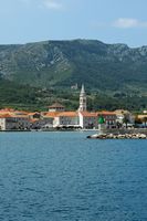 La ville de Jelsa, île de Hvar en Croatie. L'église Sainte-Marie. Cliquer pour agrandir l'image dans Adobe Stock (nouvel onglet).